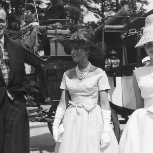 Tirage Photo sur papier  argentique femme parisienne PARIS 1960 format 30x30cm