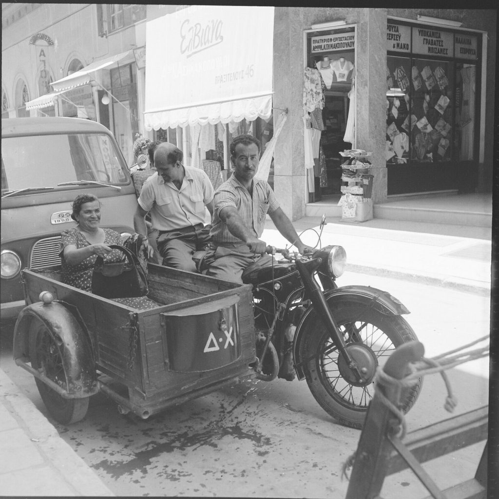 Photo papier argentique Baryté Grèce 1960 format 30x30cm