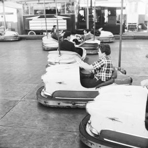 photo sur papier  argentique photographe FOIRE DU TRONE 1960 format 30x30cm