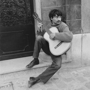 Photo sur papier  argentique GUITARISTE PARIS 1960 format 30x30cm
