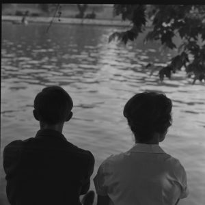 Photo sur papier  argentique BORD DE SEINE AMOUREUX PARIS 1960 format 30x30cm