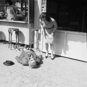 photo sur papier  argentique photographe SCENE DE FILM 1960 format 30x30cm