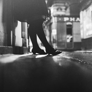 photo sur papier  argentique CHAUSSURES LA NUIT 1960 format 30x30cm