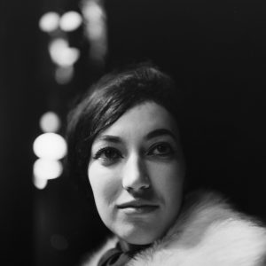 photo sur papier  argentique PORTRAIT DE FEMME 1960 format 30x30cm