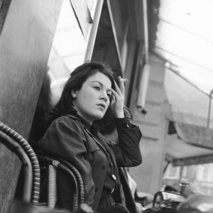 Tirage Photo sur papier  argentique femme parisienne PARIS 1960 format 30x30cm