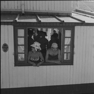 Photo sur papier  argentique FEMME AU BALCON PARIS 1960 format 30x30cm