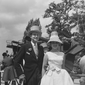 Photo sur papier  argentique femme parisienne mode PARIS 1960 format 30x30cm