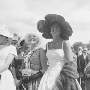 Photo sur papier  argentique femme parisienne mode PARIS 1960 format 30x30cm