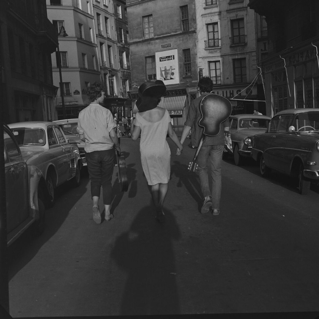 Photo sur papier argentique AMOUREUX GUITARE PARIS 1960 format 30x30cm