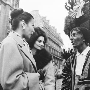 photo sur papier  argentique scene comique carnaval  1960 format 30x30cm