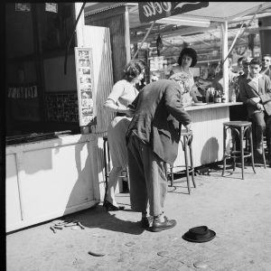 photo sur papier  argentique photographe SCENE DE FILM 1960 format 30x30cm