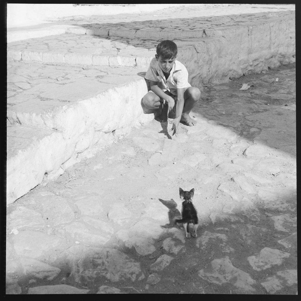 Photo papier argentique Baryté Grèce ENFANT 1960 format 30x30cm