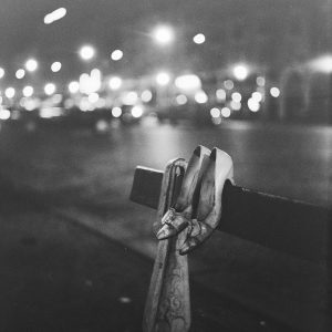 photo sur papier  argentique CHAUSSURES LA NUIT 1960 format 30x30cm