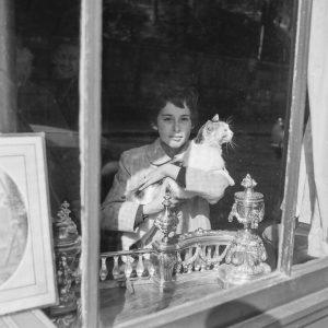 Photo sur papier  argentique femme parisienne PARIS chat   1960 format 30x30cm