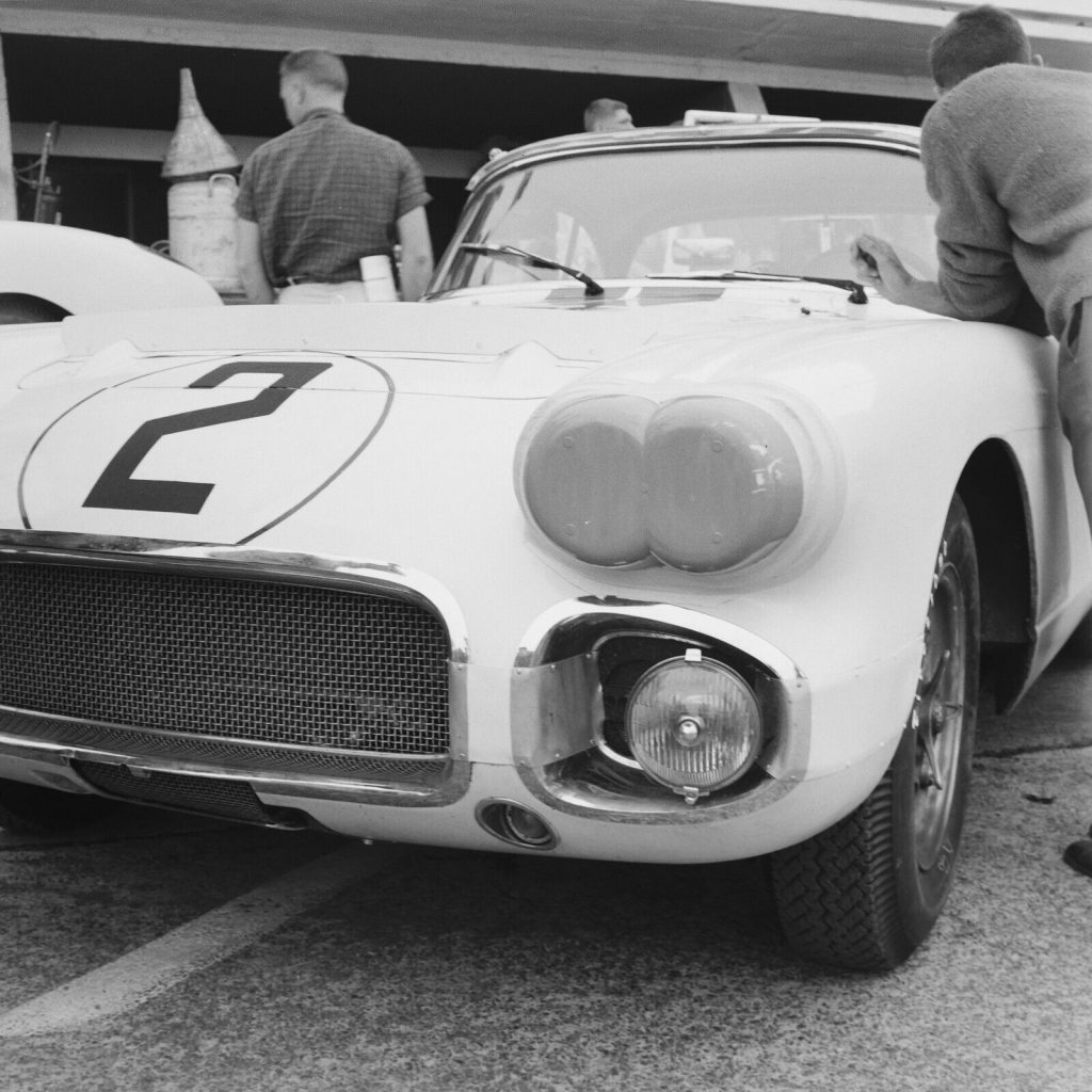 Photo papier argentique 24 HEURES DU MANS CHEVROLET 1960 format 30x30cm