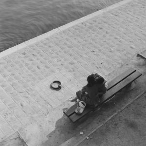 Photo sur papier  argentique BORD DE SEINE AMOUREUX PARIS 1960 format 30x30cm