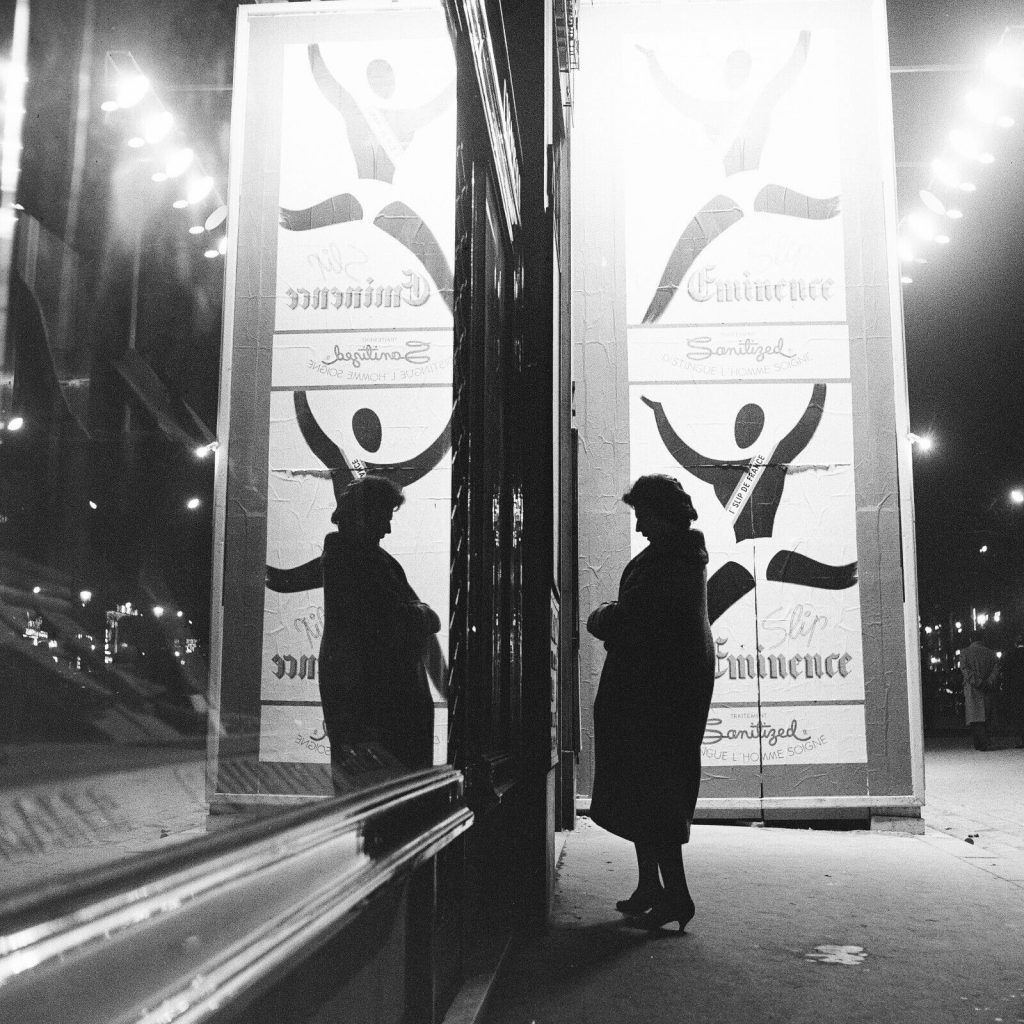 Tirage Photo sur papier  argentique femme parisienne PARIS  1960 format 30x30cm