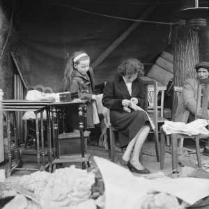 Photo sur papier  argentique BROCANTEUR PARIS 1960 format 30x30cm