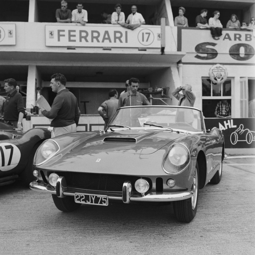 Photo papier argentique 24 HEURES DU MANS FERRARI 1960 format 30x30cm