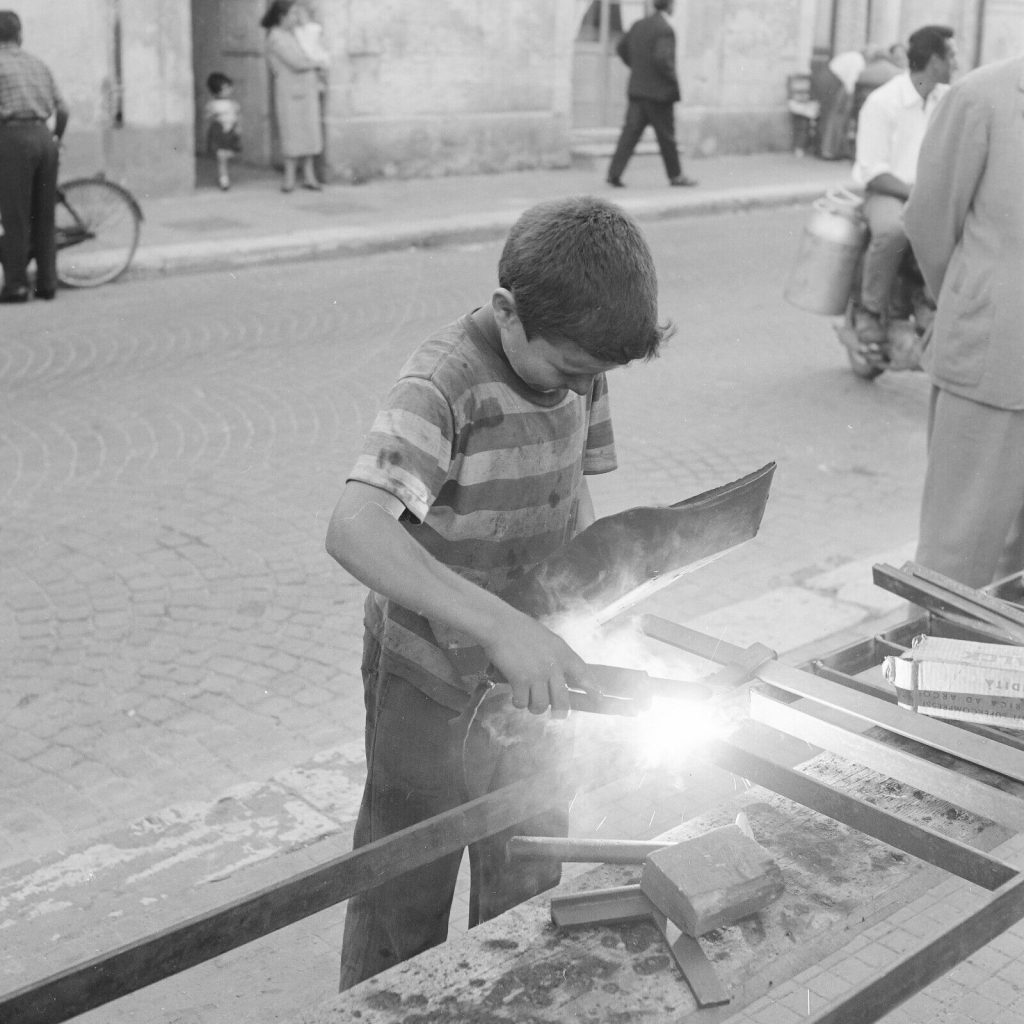 Photo papier argentique Baryté Grèce ENFANT 1960 format 30x30cm