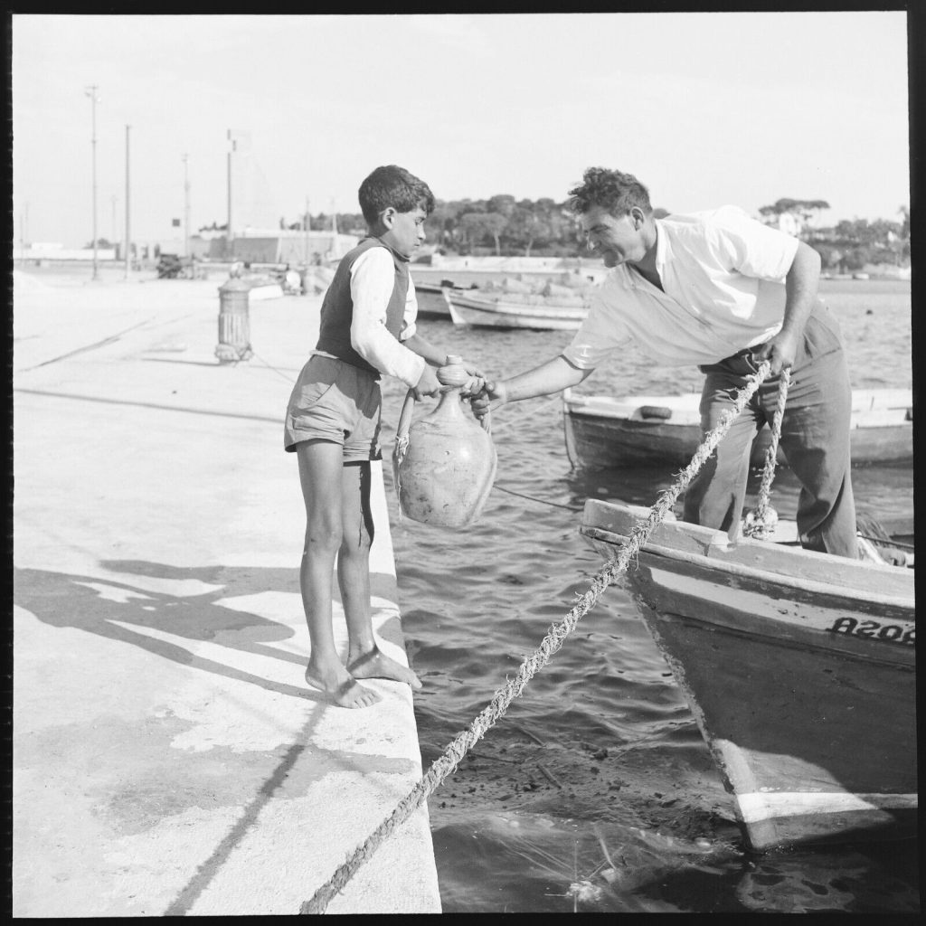 Photo papier argentique Baryté Grèce ENFANT 1960 format 30x30cm
