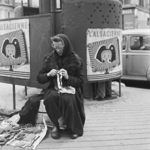 Photo sur papier  argentique BROCANTEUR PARIS 1960 format 30x30cm