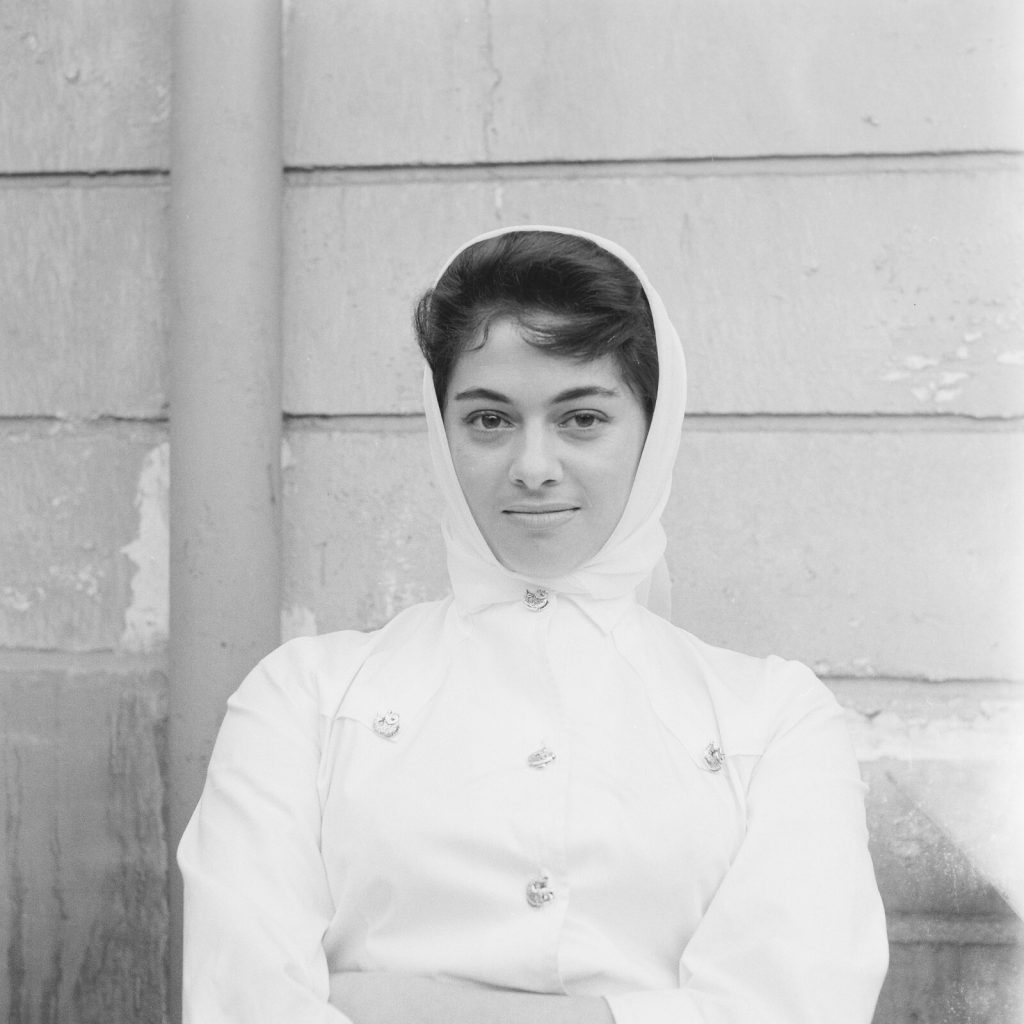 Tirage Photo sur papier  argentique femme parisienne PARIS  1960 format 30x30cm