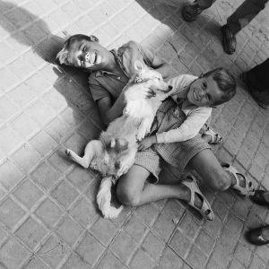 photo sur papier  argentique ESPAGNE ENFANT  1960 format 30x30cm