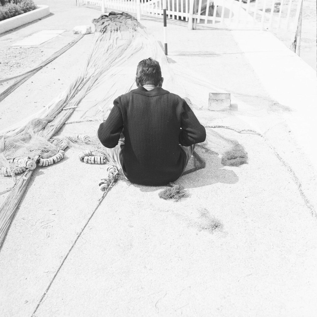 Photo papier argentique Baryté Grèce pécheur 1960 format 30x30cm