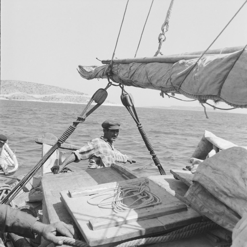 Photo papier argentique Baryté Grèce pécheur 1960 format 30x30cm