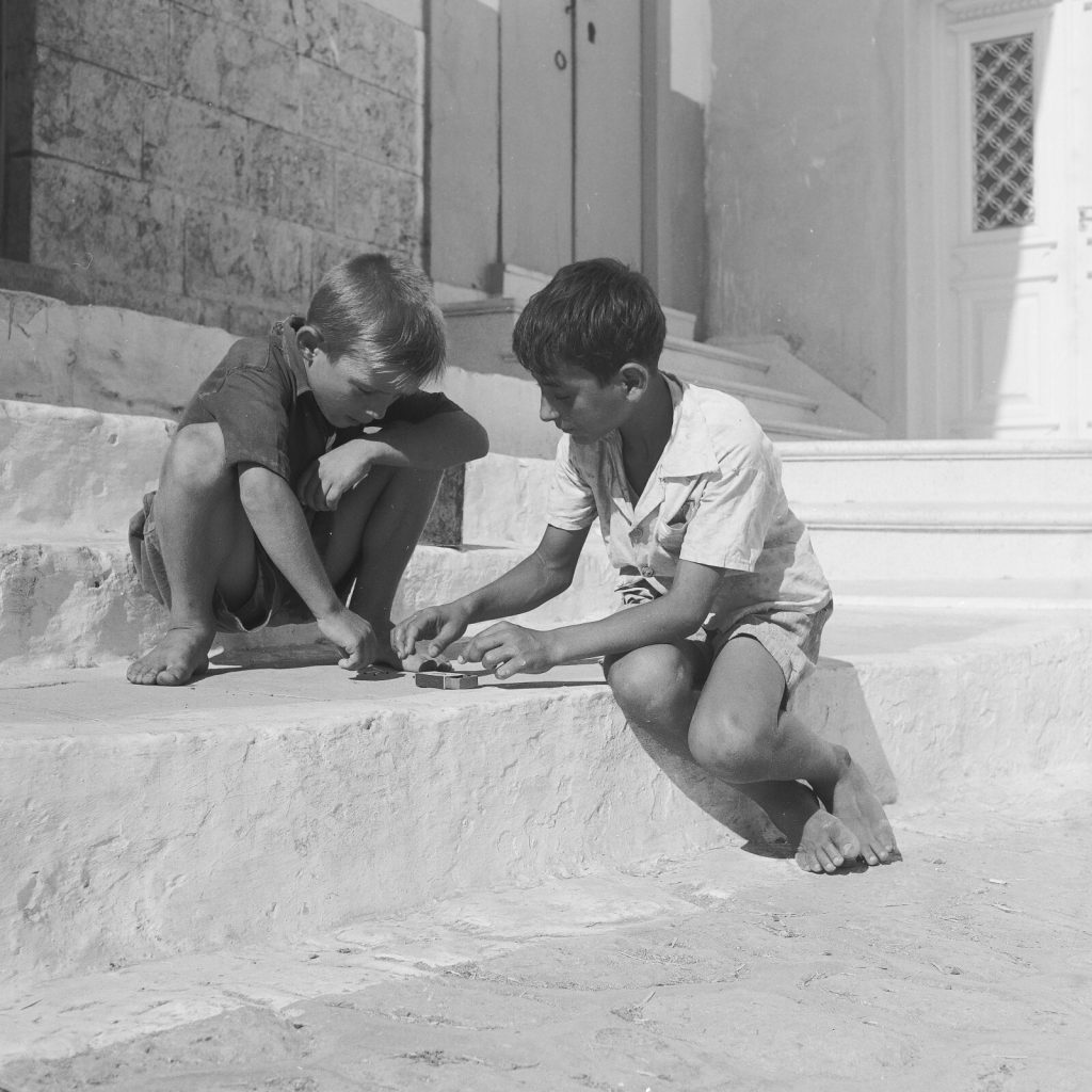 Photo papier argentique Baryté Grèce ENFANT 1960 format 30x30cm