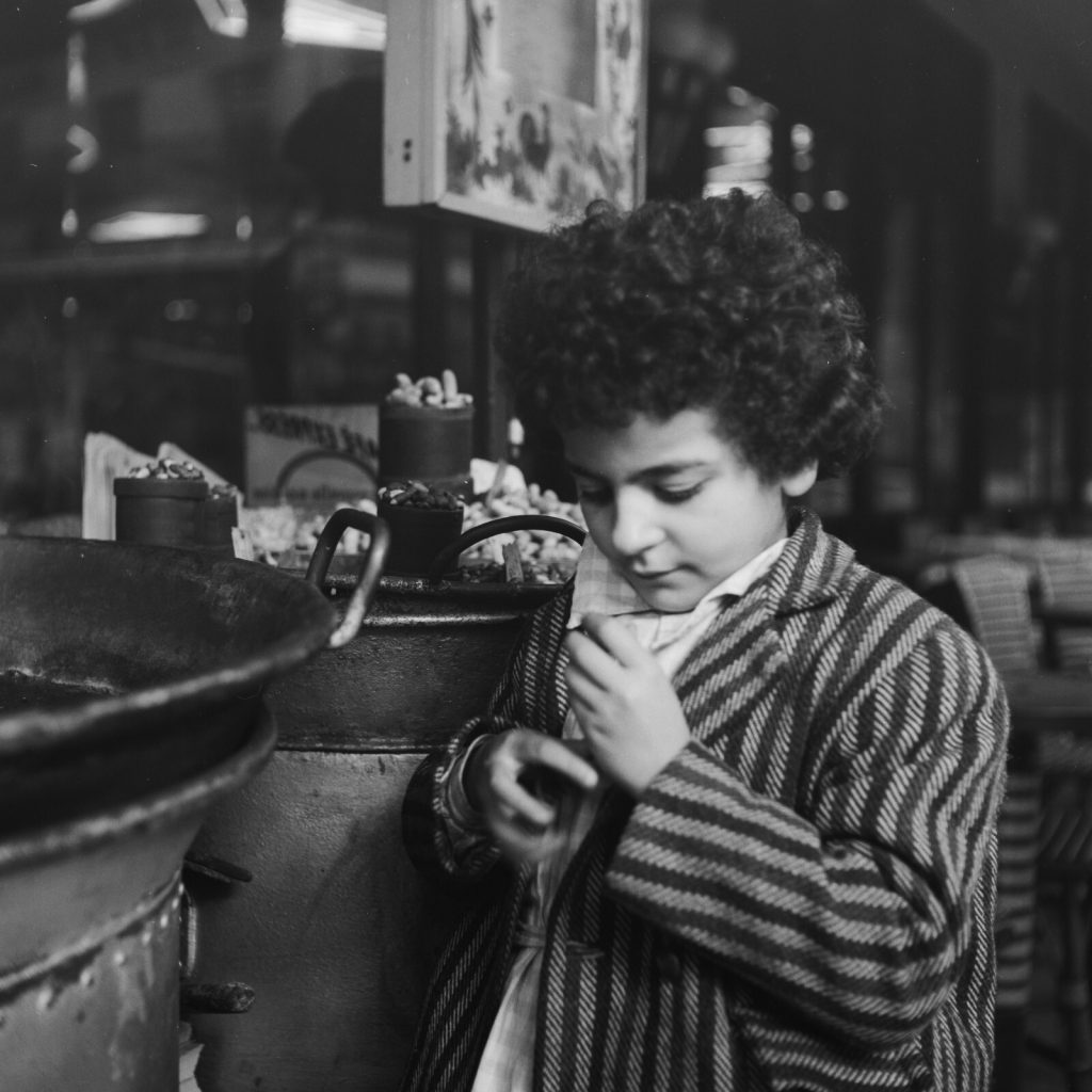 Tirage photo sur papier  argentique PARIS ENFANT TITI 1960 format 30x30cm
