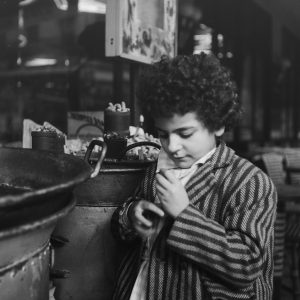 Tirage photo sur papier  argentique PARIS ENFANT TITI 1960 format 30x30cm