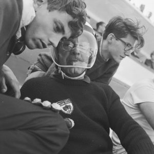 Photo papier  argentique 24 HEURES DU MANS PILOTE 1960 format 30x30cm