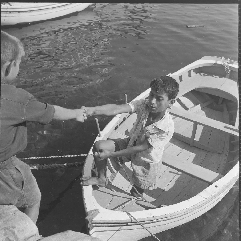 Photo papier argentique Baryté Grèce ENFANT 1960 format 30x30cm