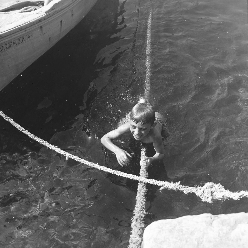 Photo papier argentique Baryté Grèce ENFANT 1960 format 30x30cm