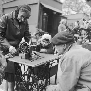 Photo sur papier  argentique BROCANTEUR PARIS 1960 format 30x30cm
