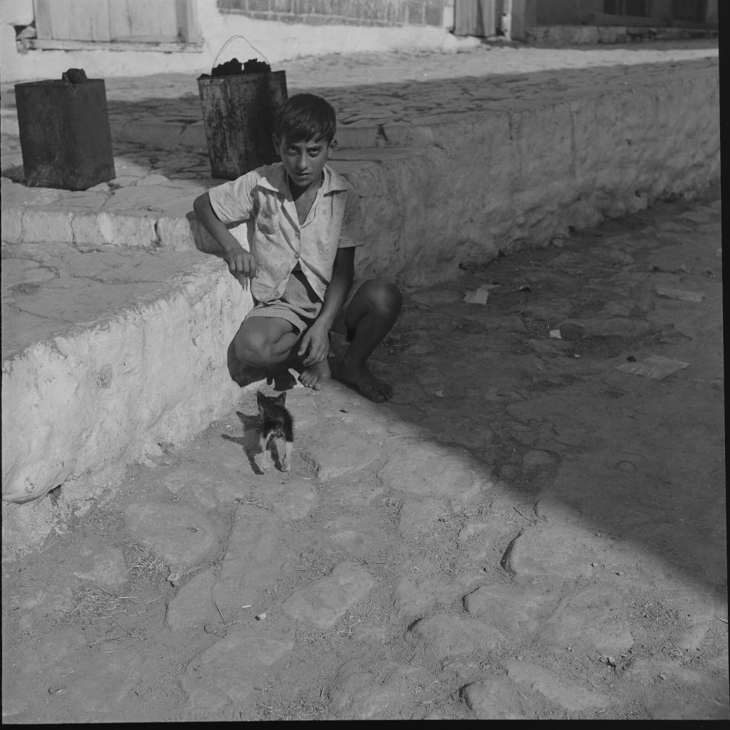 Photo papier argentique Baryté Grèce ENFANT 1960 format 30x30cm