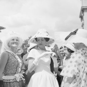 Photo sur papier  argentique femme parisienne mode PARIS 1960 format 30x30cm