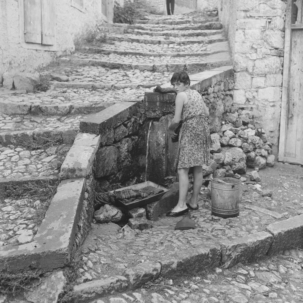 Photo papier argentique Baryté Grèce ENFANT 1960 format 30x30cm