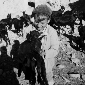 photo sur papier  argentique ESPAGNE ENFANT  1960 format 30x30cm