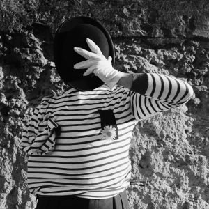 photo sur papier  argentique scene comique mime 1960 format 30x30cm