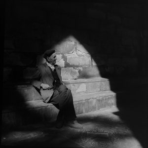 Photo papier  argentique Espagne scene de rue grand pere  1960 format 40x40cm