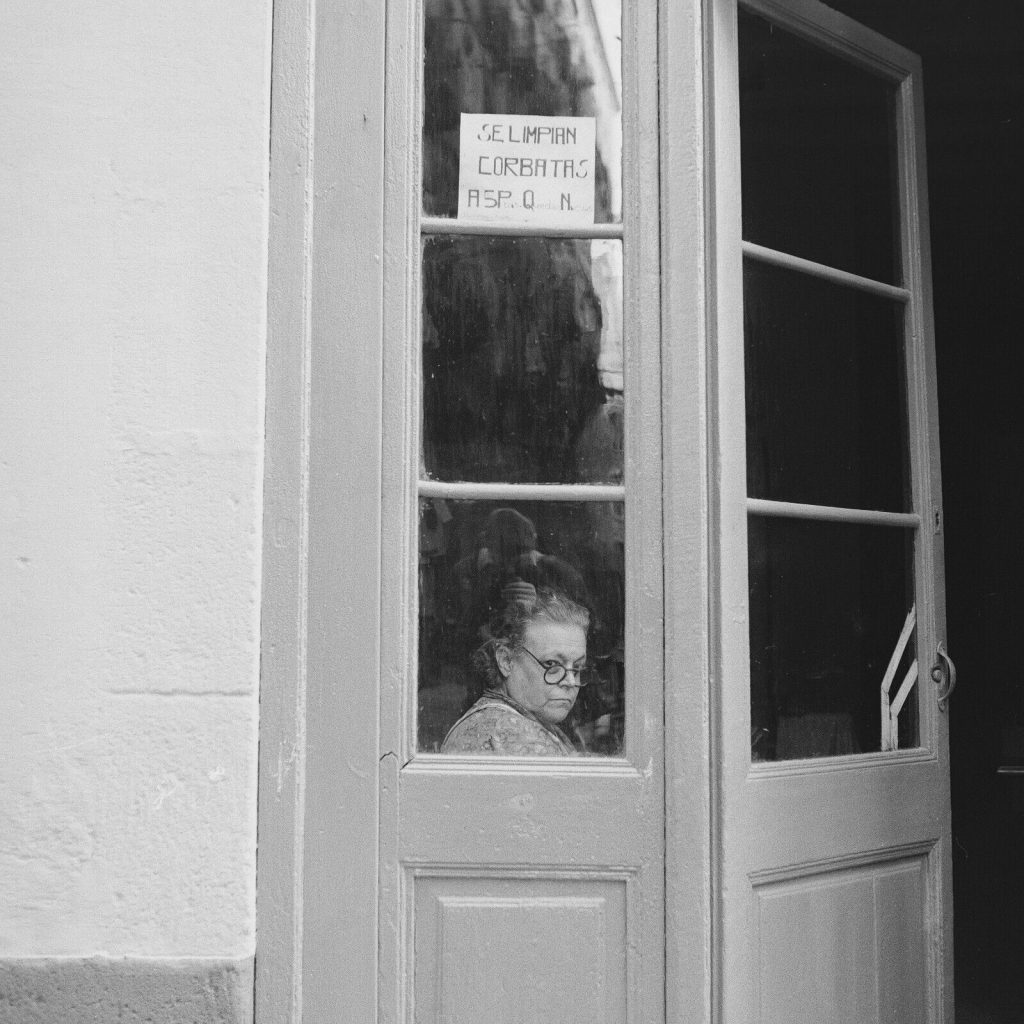 Photo papier argentique Espagne concierge 1960 format 40x40cm