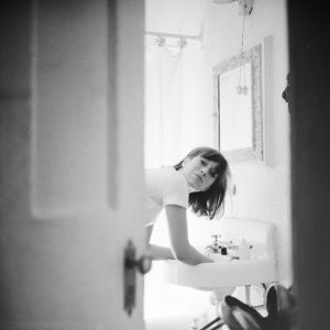 Tirage photo sur papier  argentique FEMME 1960 format 40X40cm