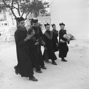 Photo papier  argentique Espagne pretres  1960 format 40x40cm