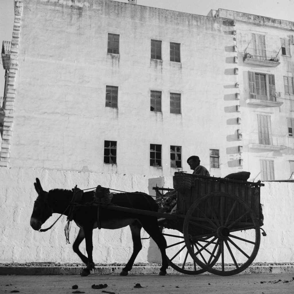Photo papier argentique Espagne scene de rue grand pere 1960 format 40x40cm