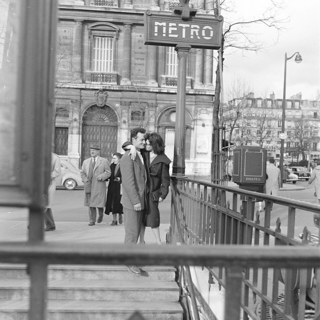Photo sur papier argentique amoureux PARIS 1960 format 40x40cm