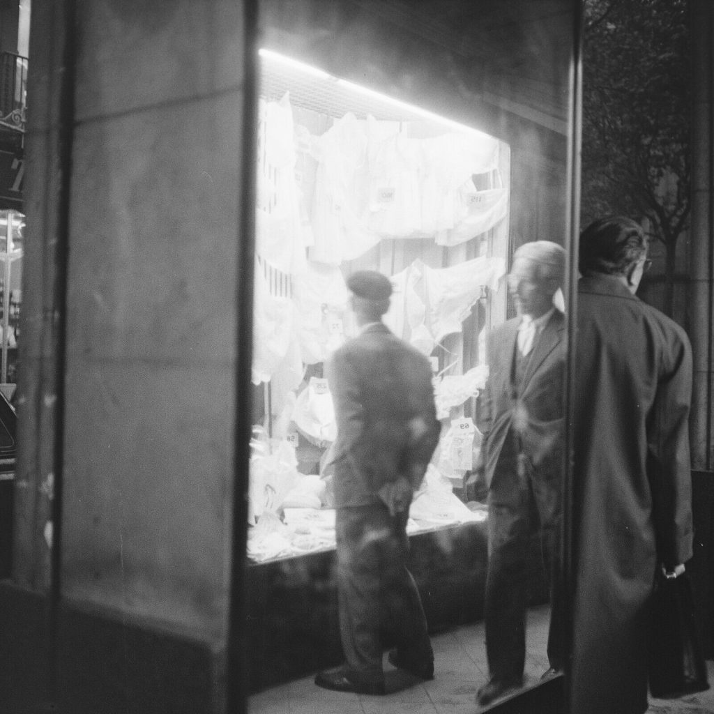 Photo papier  argentique Espagne scene de rue  1960 format 40x40cm