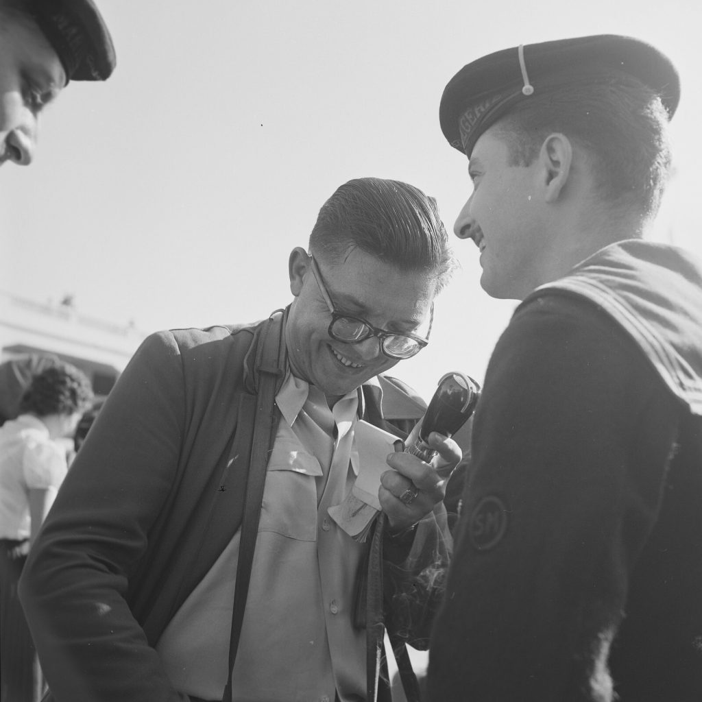 Tirage photo sur papier  argentique JOURNALISTE ET MARIN  1950 format 40x40cm